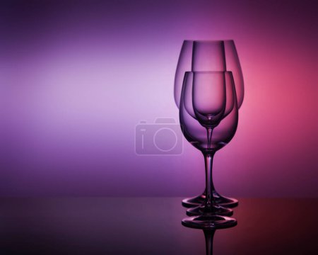 Téléchargez les photos : Vue rapprochée de divers verres vides sur fond coloré - en image libre de droit