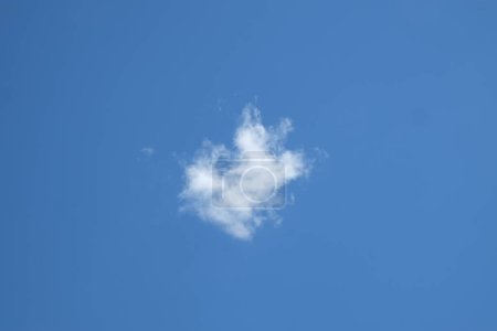 Téléchargez les photos : Nuages dans le ciel bleu sur fond de nature - en image libre de droit