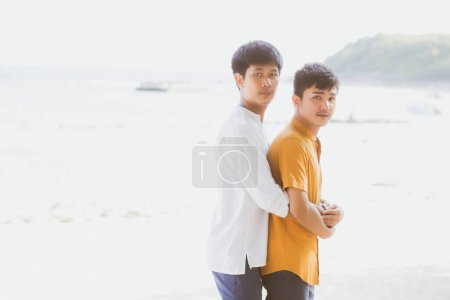 Foto de "Homosexual retrato joven asiático pareja de pie abrazo juntos en
 " - Imagen libre de derechos