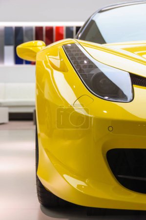 Téléchargez les photos : Ferrari 458 Italia jaune, concept de voiture de prestige - en image libre de droit