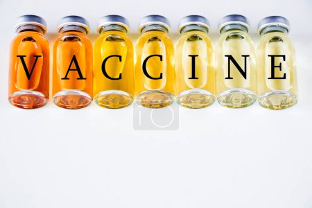 Foto de Nueva vacuna en ampollas, diferentes variaciones de color de la vacuna en el fondo blanco - Imagen libre de derechos