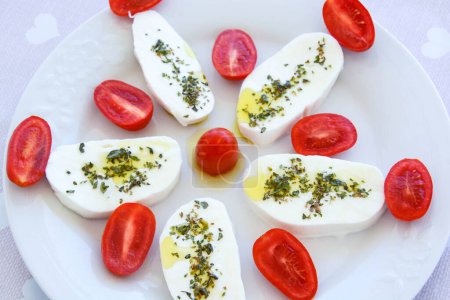 Foto de Mozzarella con tomates cherry y aceite - Imagen libre de derechos