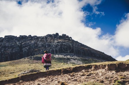 Foto de Mujer peruana solitaria caminando - Imagen libre de derechos