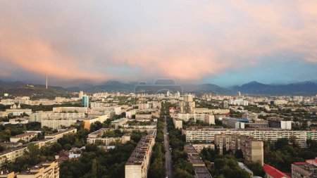 Téléchargez les photos : Coucher de soleil de couleur vive sur la ville d'Almaty. - en image libre de droit