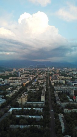 Téléchargez les photos : D'énormes nuages au-dessus de la ville d'Almaty. - en image libre de droit