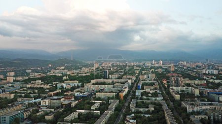 Foto de Huge clouds over the city of Almaty. - Imagen libre de derechos