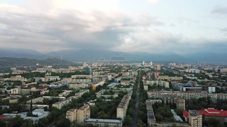 Foto de Enormes nubes sobre la ciudad de Almaty. - Imagen libre de derechos