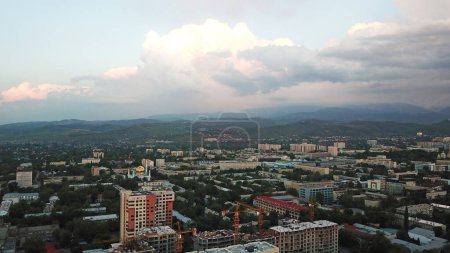 Foto de Enormes nubes sobre la ciudad de Almaty. - Imagen libre de derechos