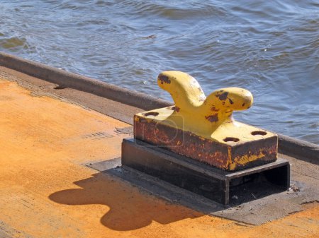 Foto de Un gran ancla amarilla en el puerto - Imagen libre de derechos