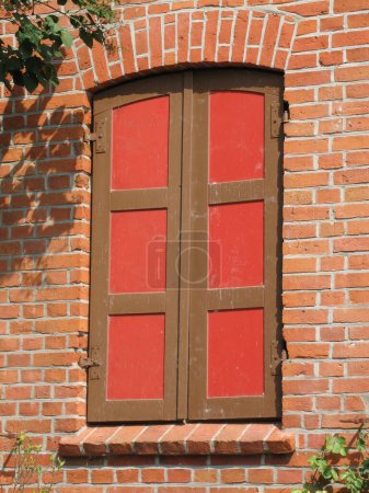 Foto de Una ventana roja en una pared de ladrillo - Imagen libre de derechos