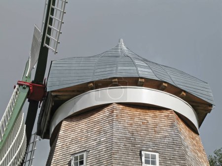 Téléchargez les photos : Gros plan d'une vue arrière-plan du moulin à vent - en image libre de droit