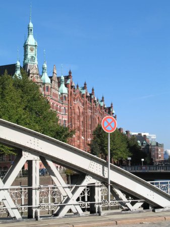 Téléchargez les photos : Pont de la rivière, la ville, lieu de voyage sur le fond - en image libre de droit