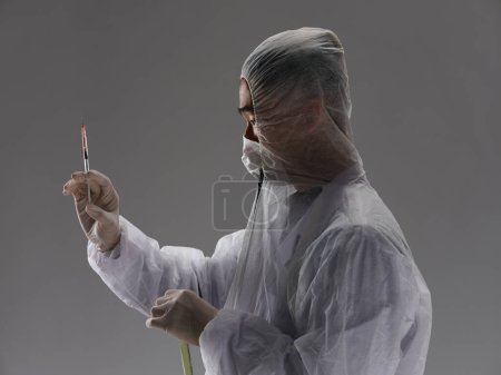 Téléchargez les photos : Homme assistant de laboratoire développement de médicaments diagnostic recherche - en image libre de droit