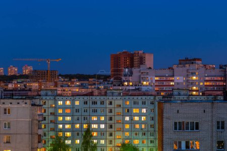 Foto de Ventanas, techos y fachada de edificios de apartamentos masivos en Rusia - Imagen libre de derechos