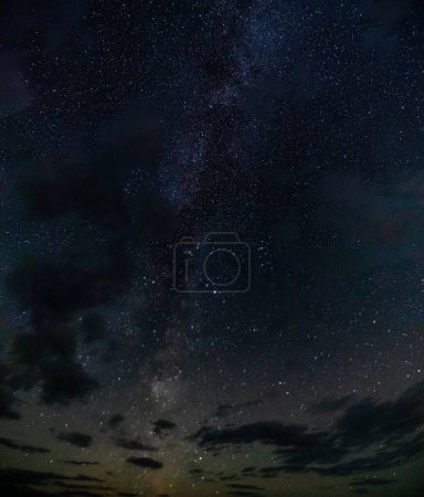 Foto de Cielo estrellado sobre las montañas Altai. Hermoso cielo nocturno sobre las montañas Altai - Imagen libre de derechos