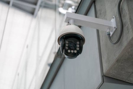 Téléchargez les photos : Caméra de sécurité CCTV installée sur un bâtiment en béton. - en image libre de droit
