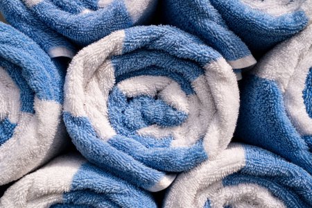 Foto de Rolled up de azul y blanco spa o toallas de piscina - Imagen libre de derechos