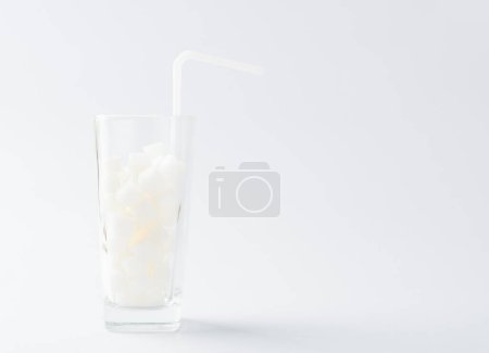 Téléchargez les photos : Verre plein de sucre blanc cube ingrédient alimentaire sucré - en image libre de droit