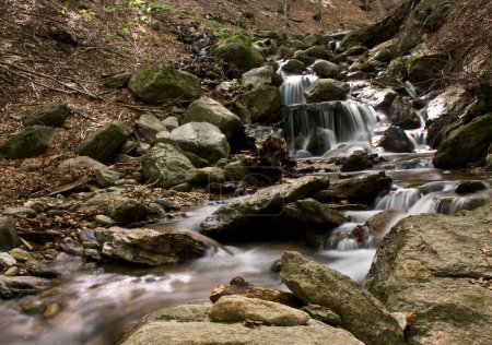 Téléchargez les photos : Ruisseau de montagne en cascade pittoresque - en image libre de droit