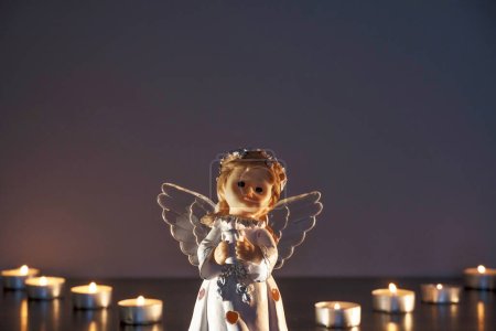 Foto de Ángel blanco de Navidad con velas encendidas en la Iglesia. - Imagen libre de derechos