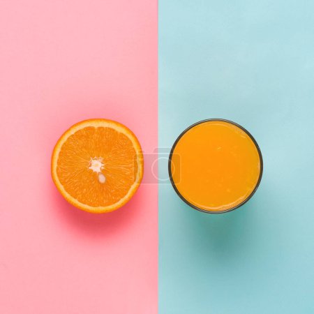 Foto de Zumo de naranja en vaso y la mitad de naranja - Imagen libre de derechos