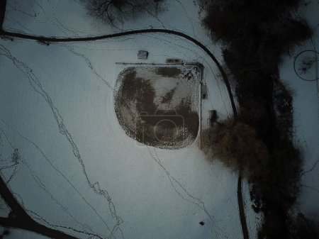 Téléchargez les photos : Photo aérienne d'un diamant de baseball en hiver - en image libre de droit