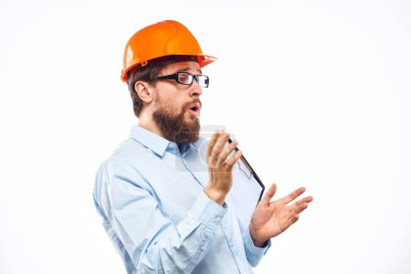 Foto de Hombre de negocios construcción sombrero duro con documentos profesionales de la industria - Imagen libre de derechos