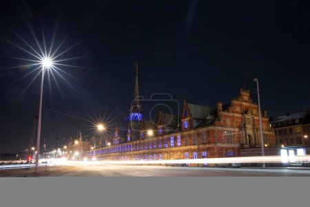 Téléchargez les photos : Bâtiment de la Bourse de Copenhague la nuit - en image libre de droit