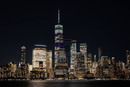 Téléchargez les photos : Lower Manhattan Skyline la nuit, NYC, États-Unis - en image libre de droit