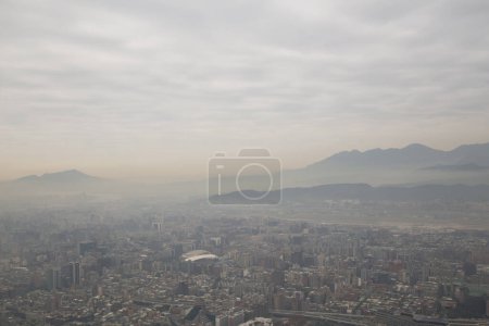 Foto de Smog sobre el horizonte de la ciudad de Taipei - Imagen libre de derechos