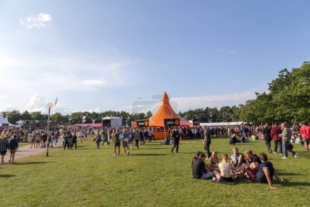 Téléchargez les photos : Les personnes qui se reposent au festival Roskilde au Danemark. 2016 - en image libre de droit