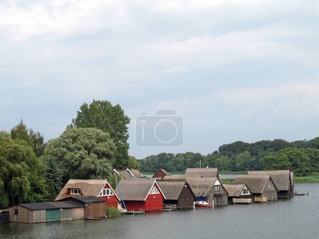 Téléchargez les photos : Maisons au lac Mueritz - en image libre de droit