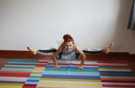 Téléchargez les photos : Femme pratique le yoga à la maison - en image libre de droit