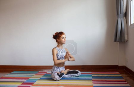 Foto de La mujer practica yoga en casa - Imagen libre de derechos