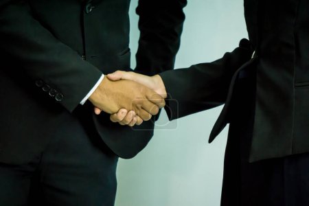 Téléchargez les photos : Partenaires d'affaires adultes serrant la main" - en image libre de droit
