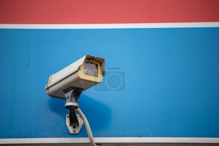 Foto de Cámara CCTV IP instalar por tener cubierta a prueba de agua para proteger la cámara con el concepto de sistema de seguridad para el hogar. - Imagen libre de derechos