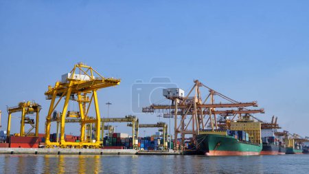 Téléchargez les photos : Container ship in import export and business logistics, By crane, Trade Port, Shipping cargo to harbor, International transportation, Business logistics concept - en image libre de droit