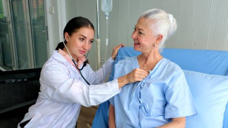 Foto de Médico femenino y paciente de edad avanzada - Imagen libre de derechos