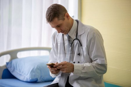 Téléchargez les photos : Médecin utilisant un téléphone mobile
. - en image libre de droit