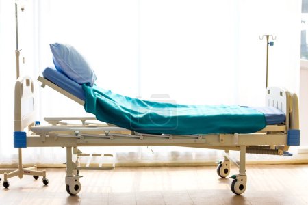Foto de Patient bed in hospital ward with no body - Imagen libre de derechos