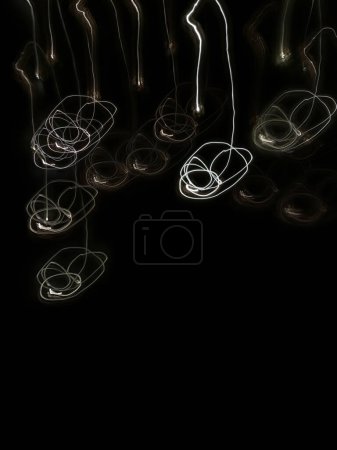 Téléchargez les photos : Traces de lumière ronde abstraites sur le fond noir - en image libre de droit