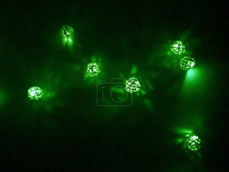 Foto de "Guirnalda de pequeñas bolas luminosas decorativas, luz verde, tiempo de noche" - Imagen libre de derechos