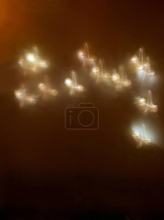 Téléchargez les photos : Traces lumineuses rondes abstraites sur le fond lumineux - en image libre de droit