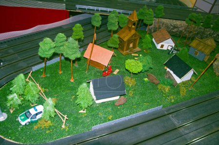 Foto de Pequeña iglesia de juguete, diferentes casas y árboles alrededor - Imagen libre de derechos