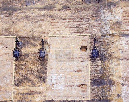 Téléchargez les photos : Trois lampes noires sur l'ancien mur de pierre - en image libre de droit