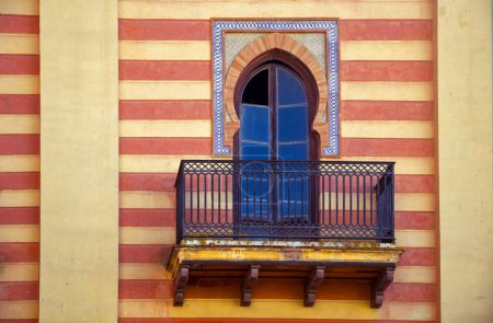 Téléchargez les photos : Fenêtre décorative de style espagnol sur le mur rayé - en image libre de droit
