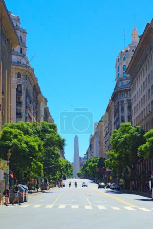 Téléchargez les photos : Av. Saenz Pea, Buenos Aires, Argentine. L'Obélisque de Buenos Aires peut être vu au loin. - en image libre de droit