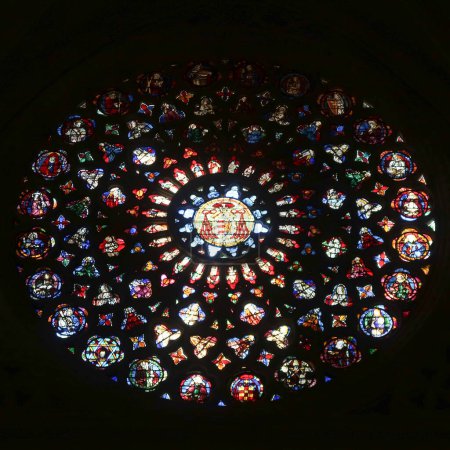 Foto de Toledo, España - 24 - septiembre - 2020: Vidrieras dentro de la Catedral de Toledo en España - Imagen libre de derechos