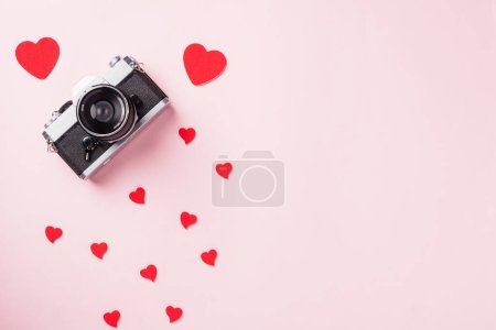 Téléchargez les photos : Caméra rétro et coeur rouge composition carte de vœux - en image libre de droit