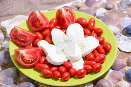 Téléchargez les photos : Mozzarella tomates vue de fond - en image libre de droit